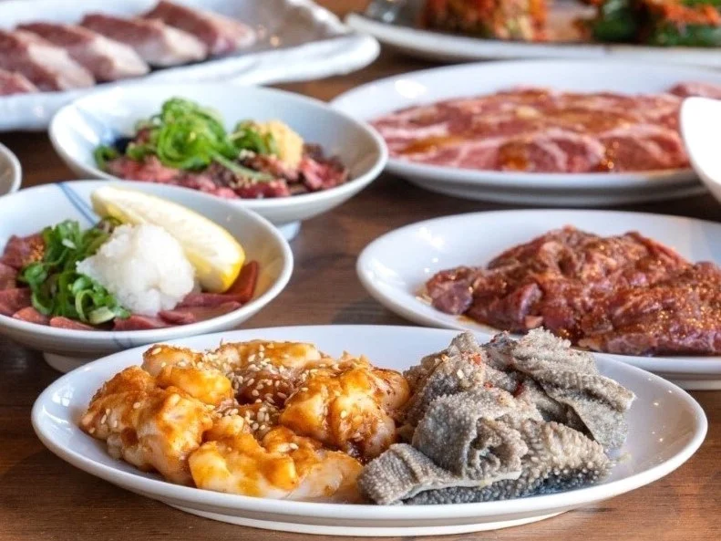 炭火で焼くホルモン