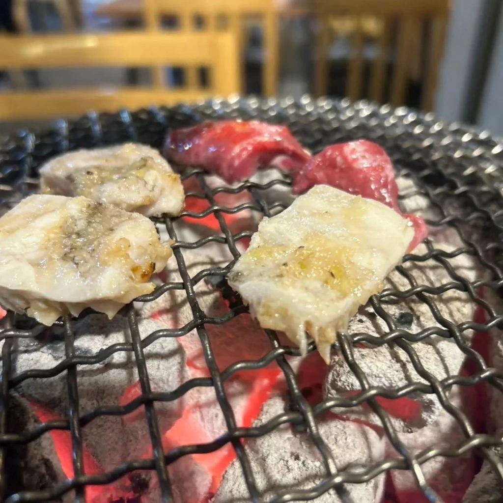 高温の炭で焼き上げるホルモンの味は格別です！