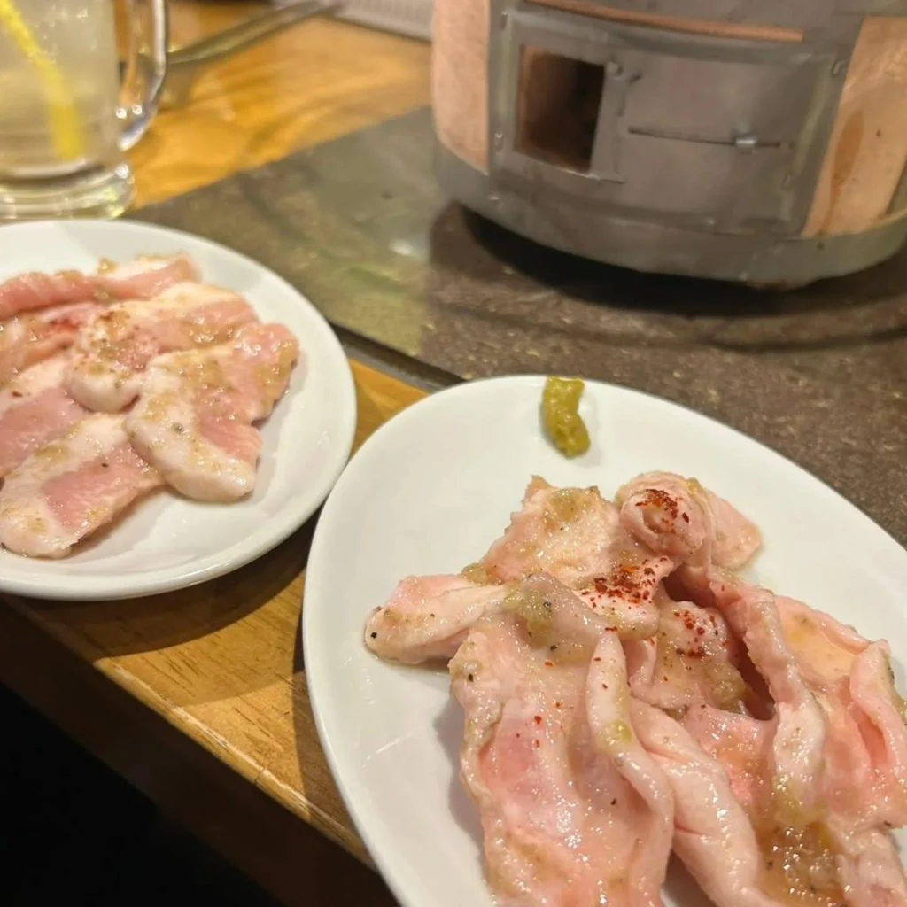 牛ホルモン中心ですが、豚のどぶえ、トントロなどもございます。